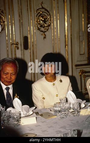 Giugno 1993 Vienna Archivio Storico Olycom/Lapresse Regina Sirikit (Bangkok, 12 agosto 1932), è la regina madre della Thailandia, madre del sovrano in carica Vajiralongkorn. È stata la regina consorte del defunto re Bhumibol Adulyadej, nono re della dinastia Chakri. Conobbe il marito in Europa, dove il padre di lei era ambasciatore di Thailandia. Si sposarono a Bangkok nel 1950, poco prima dell'incoronazione di Bhumibol, e hanno avuto tre figlie e un figlio. Nel 1956 fu nominata regina reggente. Nella Foto: Principessa Ubolratana figlia della Regina Sirikit durante loro visita a Vienna In the Stock Photo