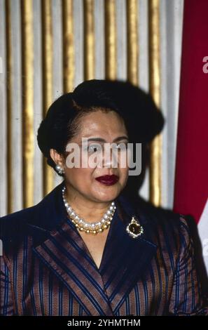 Giugno 1993 Vienna Archivio Storico Olycom/Lapresse Regina Sirikit (Bangkok, 12 agosto 1932), è la regina madre della Thailandia, madre del sovrano in carica Vajiralongkorn. È stata la regina consorte del defunto re Bhumibol Adulyadej, nono re della dinastia Chakri. Conobbe il marito in Europa, dove il padre di lei era ambasciatore di Thailandia. Si sposarono a Bangkok nel 1950, poco prima dell'incoronazione di Bhumibol, e hanno avuto tre figlie e un figlio. Nel 1956 fu nominata regina reggente. Nella Foto: Regina Sirikit durante la sua visita a Vienna In the Photo: Regina Sirikit during his Stock Photo