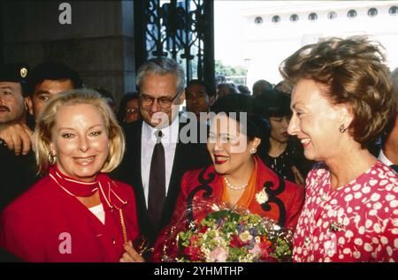 Giugno 1993 Vienna Archivio Storico Olycom/Lapresse Regina Sirikit (Bangkok, 12 agosto 1932), è la regina madre della Thailandia, madre del sovrano in carica Vajiralongkorn. È stata la regina consorte del defunto re Bhumibol Adulyadej, nono re della dinastia Chakri. Conobbe il marito in Europa, dove il padre di lei era ambasciatore di Thailandia. Si sposarono a Bangkok nel 1950, poco prima dell'incoronazione di Bhumibol, e hanno avuto tre figlie e un figlio. Nel 1956 fu nominata regina reggente. Nella Foto: Regina Sirikit e Edith Klestil moglie di presidente Thomas Klestil durante la sua visit Stock Photo