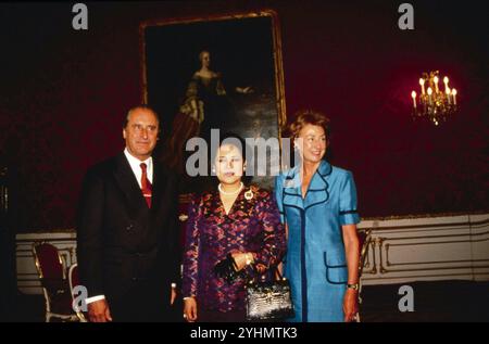 Giugno 1993 Vienna Archivio Storico Olycom/Lapresse Regina Sirikit (Bangkok, 12 agosto 1932), è la regina madre della Thailandia, madre del sovrano in carica Vajiralongkorn. È stata la regina consorte del defunto re Bhumibol Adulyadej, nono re della dinastia Chakri. Conobbe il marito in Europa, dove il padre di lei era ambasciatore di Thailandia. Si sposarono a Bangkok nel 1950, poco prima dell'incoronazione di Bhumibol, e hanno avuto tre figlie e un figlio. Nel 1956 fu nominata regina reggente. Nella Foto: Regina Sirikit incontra il presidente Austriaco Thomas Klestil durante la sua visita a Stock Photo