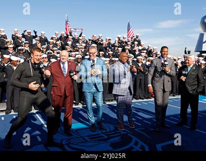 San Diego, Ca, USA. 10th Nov, 2024. The FOX NFL Sunday crew broadcasted from a pier at Naval Base San Diego in front of hundreds of sailors on Sunday, November 10, 2024. From left to right are, Rob Gronkowski, Terry Bradshaw, Howie Long, Curt Menefee, Michael Strahan and Jimmy Johnson. (Credit Image: © K.C. Alfred/ZUMA Press Wire) EDITORIAL USAGE ONLY! Not for Commercial USAGE! Stock Photo