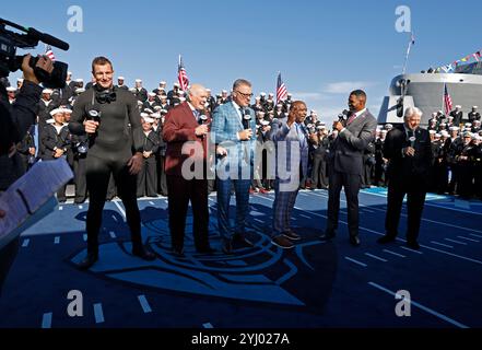 San Diego, Ca, USA. 10th Nov, 2024. The FOX NFL Sunday crew broadcasted from a pier at Naval Base San Diego in front of hundreds of sailors on Sunday, November 10, 2024. From left to right are, Rob Gronkowski, Terry Bradshaw, Howie Long, Curt Menefee, Michael Strahan and Jimmy Johnson. (Credit Image: © K.C. Alfred/ZUMA Press Wire) EDITORIAL USAGE ONLY! Not for Commercial USAGE! Stock Photo