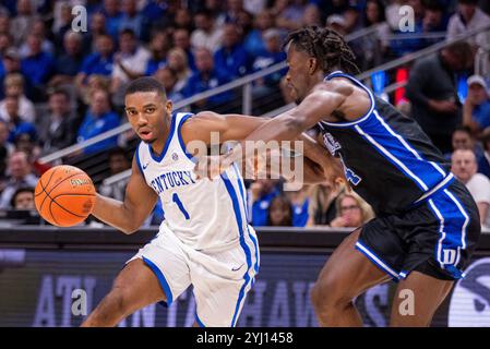 Kentucky guard Lamont Butler (1) drives against Illinois center ...