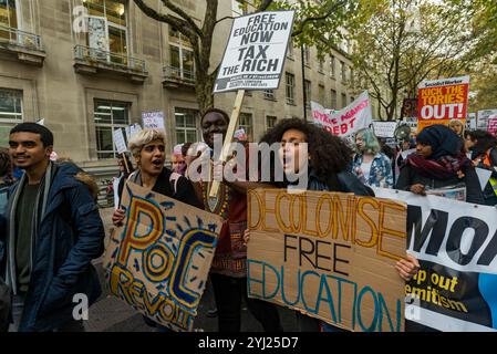 London, UK. 15th November 2017. Students hold a giant banner with the message 'Free Education Nows - Tax the Rich - scrap all fees - living grants for all - stop the campus cuts' in Parliament Square at the end of the march organised by the National Campaign Against Fees and Cuts calling for an end to all tuition fees and for living grants for all and an end to all cuts. They condemned the increasing marketization of the education system that is resulting in cuts across university campuses and a dramatic reduction in further education provision across the country and the Teaching Excellence Fr Stock Photo