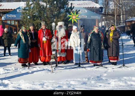 Ukraine, the city of Romny, January 19, 2022: the feast of the Baptism of the Lord. The Orthodox rite of bathing in a pit. Epiphany. Rare carolers and Stock Photo