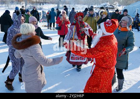 Ukraine, the city of Romny, January 19, 2022: the feast of the Baptism of the Lord. The Orthodox rite of bathing in a pit. Epiphany. Rare carolers and Stock Photo