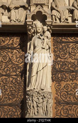 FRANCE. PARIS (75) 4TH ARR. PARTICULAR OF THE VIRGIN DOOR OF THE NOTRE-DAME CATHEDRAL Stock Photo