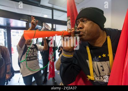 London, UK. 27th September 2017.  A security man tells Independent Workers Union of Great Britain President Henry Chango Lopez that the protesters must leave the lobby of Birkbeck College where they are holding a noisy protest. The workers include security staff who have not received the increases in salary promised to maintain differentials since 2011. The  noisy protest at the university with other precarious workers came after marching from an early morning 'End Precarious Labour!' rally at Transport for London on the day that Uber's appeal against the ruling that their drivers are workers Stock Photo