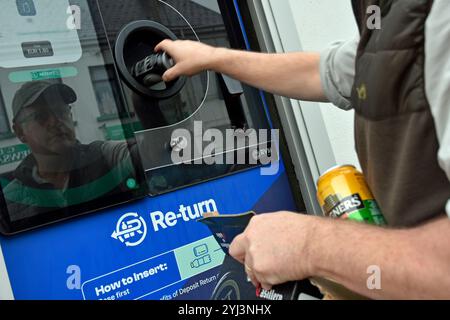 Return Rvm Receipt Man using a Re-turn a reverse vending machine RVM recycling deposit ...