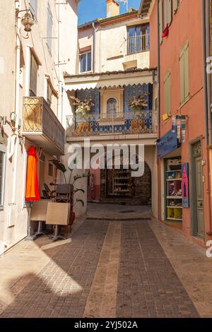 Small shop in narrow alleyway of old town, Collioure, Pyrenees Orientales, Roussillon, Occitanie, France, Europe Stock Photo