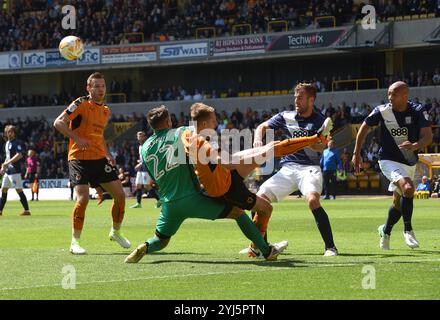 Dave Edwards of Wolverhampton Wanderers and goalkeeper Chris Maxwell of Preston North End. Sky Bet Championship - Wolverhampton Wanderers v Preston North End at Molineux 07/05/2017 Stock Photo