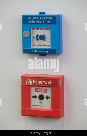 Notknöpfe Feuermelder und Entrauchung in einem Bürogebäude *** Emergency buttons, fire alarms and smoke extraction in an office building Stock Photo