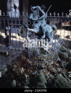 ESCULTURA DE SAN JORGE LUCHANDO CON EL DRAGON EN LA FUENTE DEL CLAUSTRO ...