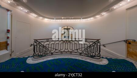 This ceiling design from Boulevard Haussmann demonstrates ornate ...