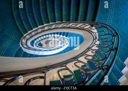 This ceiling design from Boulevard Haussmann demonstrates ornate ...