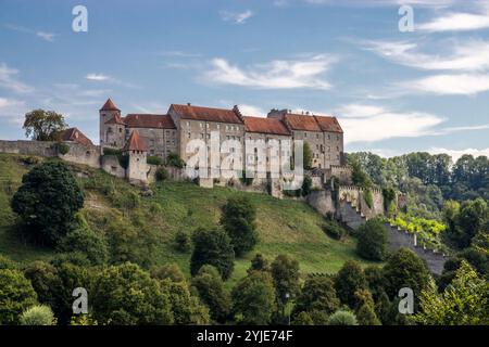 The old ducal town of Burghausen is located in the Upper Bavarian district of Altötting and on the Salzach, which forms the border with Austria., Die Stock Photo