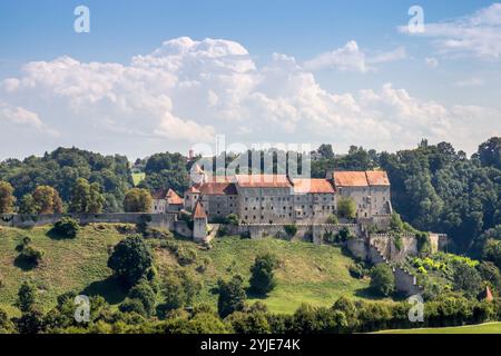 The old ducal town of Burghausen is located in the Upper Bavarian district of Altötting and on the Salzach, which forms the border with Austria., Die Stock Photo