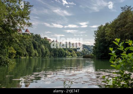 The old ducal town of Burghausen is located in the Upper Bavarian district of Altötting and on the Salzach, which forms the border with Austria., Die Stock Photo