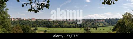 The old ducal town of Burghausen is located in the Upper Bavarian district of Altötting and on the Salzach, which forms the border with Austria., Die Stock Photo