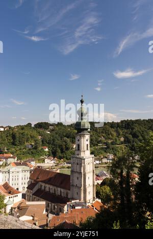 The old ducal town of Burghausen is located in the Upper Bavarian district of Altötting and on the Salzach, which forms the border with Austria., Die Stock Photo