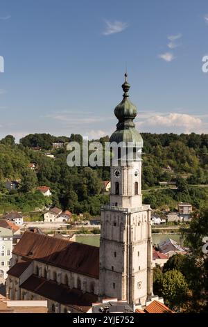 The old ducal town of Burghausen is located in the Upper Bavarian district of Altötting and on the Salzach, which forms the border with Austria., Die Stock Photo