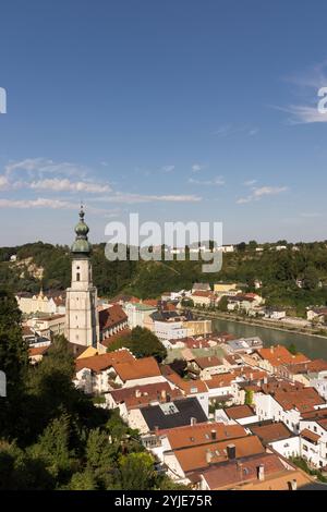 The old ducal town of Burghausen is located in the Upper Bavarian district of Altötting and on the Salzach, which forms the border with Austria., Die Stock Photo