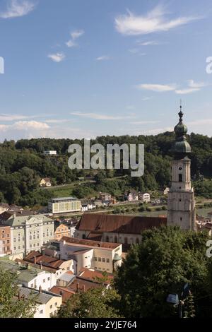 The old ducal town of Burghausen is located in the Upper Bavarian district of Altötting and on the Salzach, which forms the border with Austria., Die Stock Photo