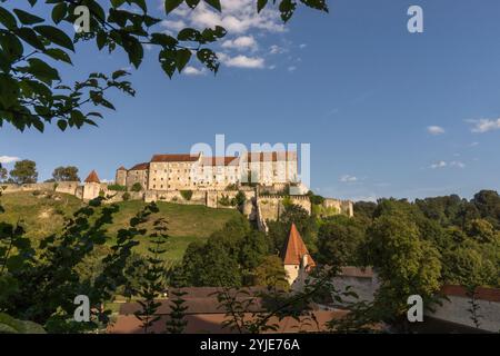 The old ducal town of Burghausen is located in the Upper Bavarian district of Altötting and on the Salzach, which forms the border with Austria., Die Stock Photo