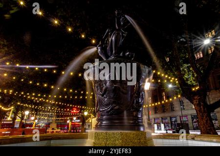 The Venus fountain in Sloane Square at night after Remembrance Sunday in November Stock Photo