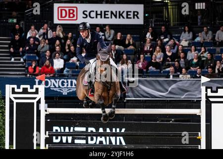 Stuttgart, Deutschland. 14th Nov, 2024. Sieger Hans Dieter Dreher auf Forpleasure du Moulin BW-Bank Hallenchampionat Nat. Springpruefung Kl.S mit Stechen Finalpruefung GER, Stuttgart German Masters 2024, 38. internationale Reitturnier, 14.11.2024 Foto: Eibner-Pressefoto/Roger Buerke Credit: dpa/Alamy Live News Stock Photo