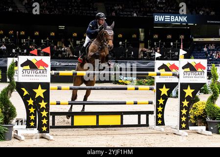 Stuttgart, Deutschland. 14th Nov, 2024. Sieger Hans Dieter Dreher auf Forpleasure du Moulin BW-Bank Hallenchampionat Nat. Springpruefung Kl.S mit Stechen Finalpruefung GER, Stuttgart German Masters 2024, 38. internationale Reitturnier, 14.11.2024 Foto: Eibner-Pressefoto/Roger Buerke Credit: dpa/Alamy Live News Stock Photo