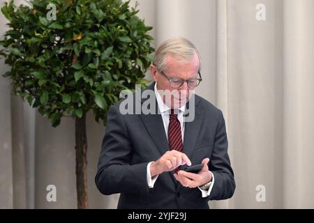 Pressekonferenz zum Spatenstich Neue Residenz Salzburg Museum - Belvedere Salzburg, fotografiert am 12.11.2024. - Das Bild zeigt den LAndeshauptmann des österreichischen Bundeslandes Salzburg, Wilfried Haslauer, telefonierend. 2024 - Pressekonferenz zum Spatenstich Neue Residenz Salzburg Museum - Belvedere Salzburg, am 12.11.2024. *** Press conference for the ground-breaking ceremony for the New Salzburg Residence Museum Belvedere Salzburg, photographed on 12 11 2024 The picture shows the Governor of the Austrian province of Salzburg, Wilfried Haslauer, on the phone in 2024 Press conference fo Stock Photo