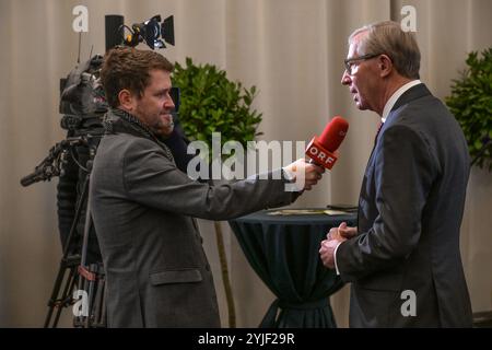 Pressekonferenz zum Spatenstich Neue Residenz Salzburg Museum - Belvedere Salzburg, fotografiert am 12.11.2024. - Das Bild zeigt den Landeshauptmann des österreichischen Bundeslandes Salzburg, Wilfried Haslauer, im Interview mit dem ORF 2024 - Pressekonferenz zum Spatenstich Neue Residenz Salzburg Museum - Belvedere Salzburg, am 12.11.2024. *** Press conference for the ground-breaking ceremony for the New Salzburg Residence Museum Belvedere Salzburg, photographed on 12 11 2024 The picture shows the Governor of the Austrian province of Salzburg, Wilfried Haslauer, in an interview with ORF 2024 Stock Photo