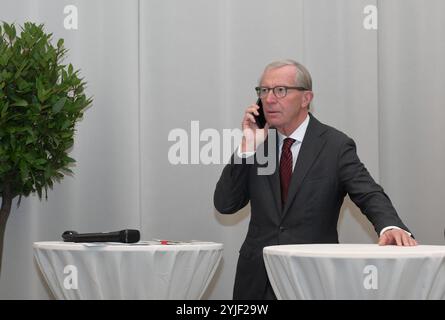 Pressekonferenz zum Spatenstich Neue Residenz Salzburg Museum - Belvedere Salzburg, fotografiert am 12.11.2024. - Das Bild zeigt den Landeshauptmann des österreichischen Bundeslandes Salzburg, Wilfried Haslauer, telefonierend. 2024 - Pressekonferenz zum Spatenstich Neue Residenz Salzburg Museum - Belvedere Salzburg, am 12.11.2024. *** Press conference for the ground-breaking ceremony for the New Salzburg Residence Museum Belvedere Salzburg, photographed on 12 11 2024 The picture shows the Governor of the Austrian province of Salzburg, Wilfried Haslauer, on the phone in 2024 Press conference fo Stock Photo