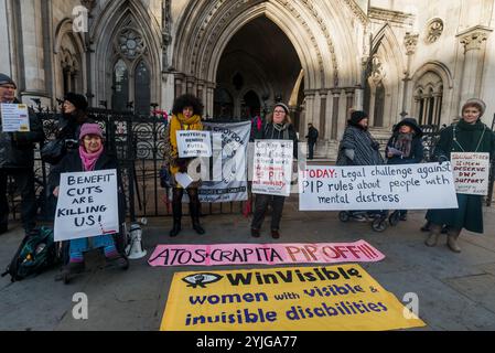 London, UK. 12th December 2017. A lunchtime vigil by Mental Health Resistance Network, Winvisible (women with visible & invisible disabilities) and DPAC (Disabled People Against Cuts) supported the case of RF, who contends that the way people experiencing psychological distress are treated by new Personal Independence Payment (PIP) rules is unfair and discriminatory, being held at the High Court. Changes to the rules made in March 2017 by the Dept of Work & Pensions mean that those with serious mental health conditions who are unable to plan or undertake a journey because of overwhelming psych Stock Photo