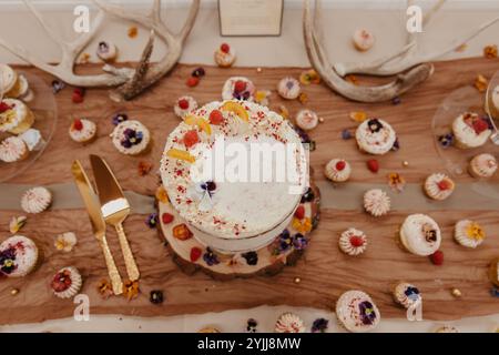 Wildflower Wedding Cake rustic - Flowers Stock Photo