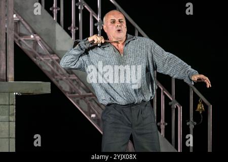 Saenger Christopher Purves als Sweeney Todd, am 13.11.24 bei der Fotoprobe zum Musical Thriller, schwarze Operette Sweeney Todd der Komischen Oper im Berliner Schillertheater, Premiere am 17. November 2024 Sweeney Todd - Berlin *** Singer Christopher Purves as Sweeney Todd, on 13 11 24 at the photo rehearsal for the musical Thriller, black operetta Sweeney Todd of the Komische Oper at the Schillertheater Berlin, premiere on November 17, 2024 Sweeney Todd Berlin Stock Photo