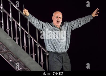 Saenger Christopher Purves als Sweeney Todd, am 13.11.24 bei der Fotoprobe zum Musical Thriller, schwarze Operette Sweeney Todd der Komischen Oper im Berliner Schillertheater, Premiere am 17. November 2024 Sweeney Todd - Berlin *** Singer Christopher Purves as Sweeney Todd, on 13 11 24 at the photo rehearsal for the musical Thriller, black operetta Sweeney Todd of the Komische Oper at the Schillertheater Berlin, premiere on November 17, 2024 Sweeney Todd Berlin Stock Photo