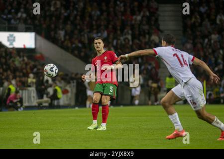 Porto, Portugal. 15th Nov, 2024. PORTO, PORTUGAL - NOVEMBER 15: Diogo Dalot passes the ball UEFA Nation League Group A1 match between Portugal and Poland at Dragão Stadium on November 15, 2024 in Porto, Portugal. (Photo by Sergio Mendes/PxImages) Credit: Px Images/Alamy Live News Stock Photo