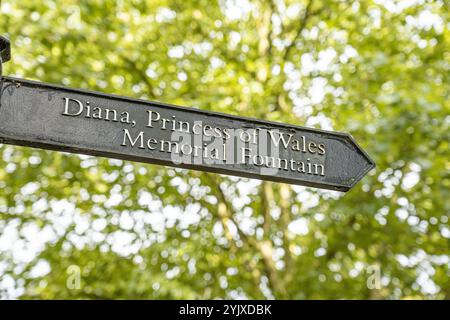 Pedestrian access direction sign for Princess Diana memorial in London ...