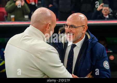 Cheftræner / Coach (DEN) -  Brian Riemer hilser på Cheftræner / Coach (ESP) -  Luis de la Fuente.   Nations League: Danmark mod Spanien - 15.11.2024. Stock Photo