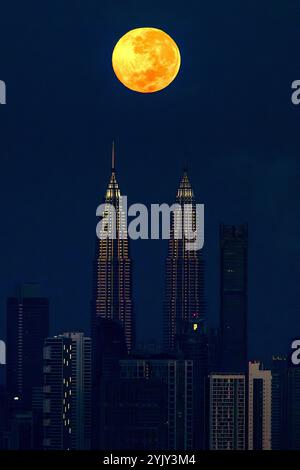 Kuala Lumpur, Malaysia. 04th Nov, 2024. The last supermoon of the year sets over the Twin Towers in Kuala Lumpur. Sky watchers witness the fourth and final supermoon of the year before the sunrise on 16 November 2024. Credit: SOPA Images Limited/Alamy Live News Stock Photo