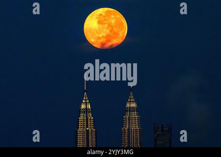 Kuala Lumpur, Malaysia. 04th Nov, 2024. The full beaver moon is seen on top of the Twin Towers in Kuala Lumpur. Sky watchers witness the fourth and final supermoon of the year before the sunrise on 16 November 2024. Credit: SOPA Images Limited/Alamy Live News Stock Photo