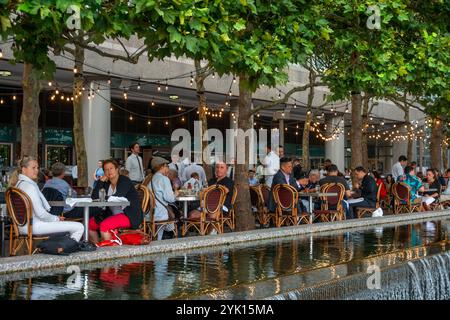 Restaurants in Brookfield Place’s atrium, Winter Garden, is a glass-vaulted pavilion that dominates the plaza surrounding North Cove Marina in Battery Stock Photo