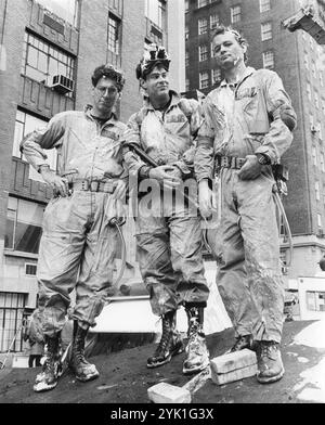 HAROLD RAMIS, DAN AYKROYD and BILL MURRAY in a scene from GHOSTBUSTERS 1984 Director IVAN REITMAN Written by DAN AYKROYD and HAROLD RAMIS Music ELMER BERNSTEIN Song written and performed by RAY PARKER Jr. Columbia Pictures / Delphi Films / Black Rhino Productions Stock Photo