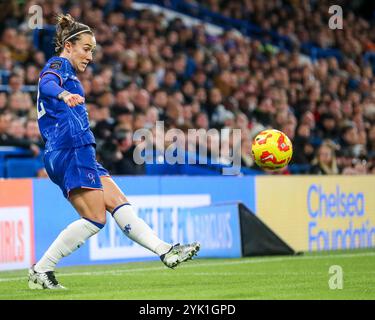 Lucy Bronze of Chelsea Women crosses the ball during the Barclays Women's Super League match Chelsea FC Women vs Manchester City Women at Stamford Bridge, London, United Kingdom, 16th November 2024  (Photo by Izzy Poles/News Images) Stock Photo