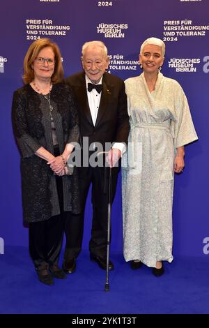 Weltpremiere von RED ONE Michael Blumenthamit seiner Frau Barbara geb. Bennett, Hetty Berg, Direktorin des Juedischen Museums Ankunft, blauer Teppichc zur Preisverleihung fuer Verständigung und Toleranz im Jüdischen Museum in Berlin, am 16.11.2024 *** World premiere of RED ONE Michael Blumenthamwith his wife Barbara née Bennett , Hetty Berg, Director of the Jewish Museum Arrival, blue carpetc for the Award Ceremony for Understanding and Tolerance at the Jewish Museum in Berlin, on 16 11 2024 Photopress Mueller Stock Photo