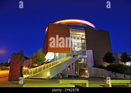 ARoS Aarhus Kunstmuseum (designed by Danish architects Schmidt Hammer Lassen) topped with the installation "Your rainbow panorama" a circular skywalk Stock Photo