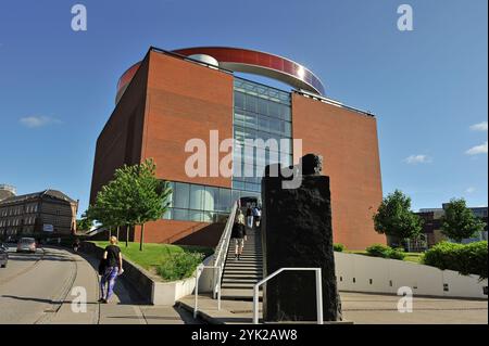 ARoS Aarhus Kunstmuseum (designed by Danish architects Schmidt Hammer Lassen) topped with the installation "Your rainbow panorama" a circular skywalk Stock Photo