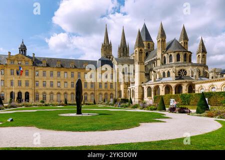 Abbaye aux Hommes (Men&#39;s Abbey, Hôtel de Ville, Town Hall) and Church of Saint-Ètienne (Saint-Etienne) with garden and sculpture &quot;Lou&quot; b Stock Photo